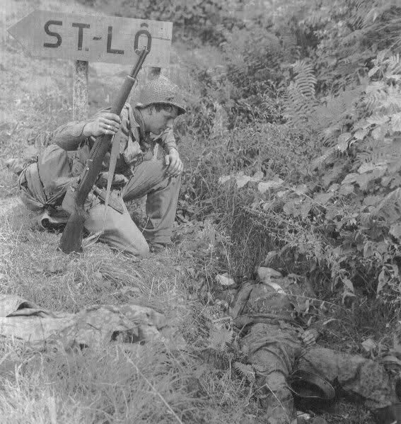 Granadero de la 17.SS-Panzergrenadier Division Götz von Berlichingen muerto en un foso en la ruta hacia Saint Lo