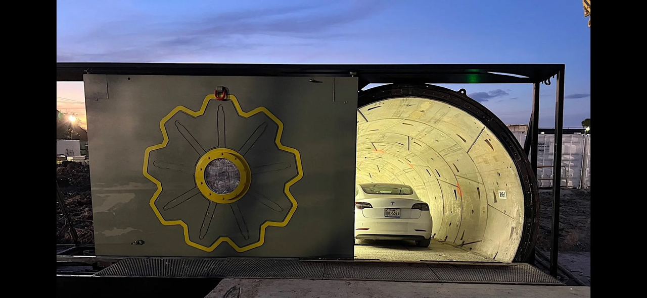 Tesla Model 3 a escala completa entra en un túnel e Hyperloop vuelve a la vida