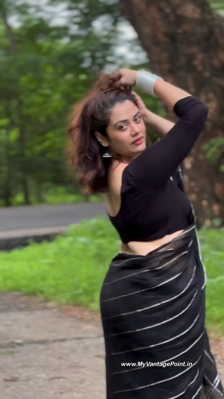 6-Marathi-Actress-Girija-Oak-Godbole-Hot-Pics-in-Black-Saree-My-Vantage-Point