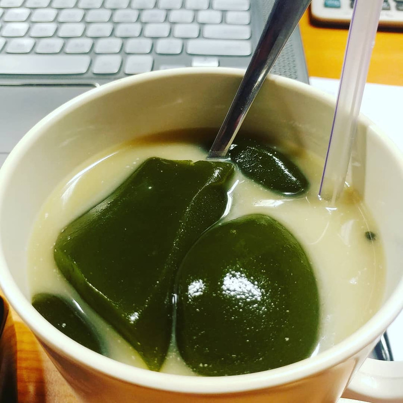 Minuman dengan bahan cincau hijau