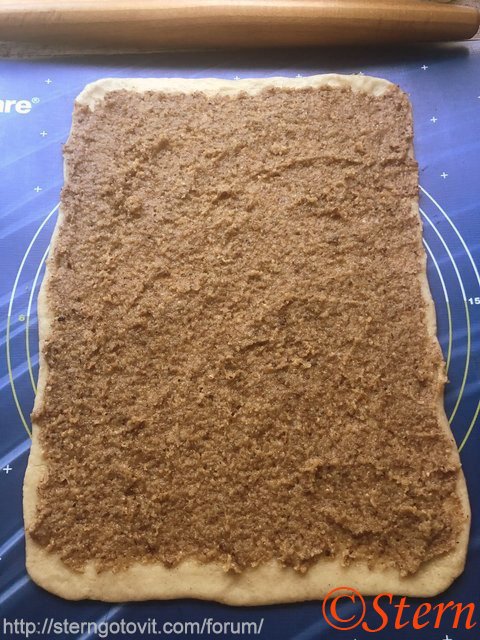 Штоллен с ореховой начинкой