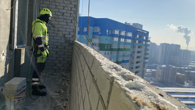 Процесс демонтажа аварийного балкона
