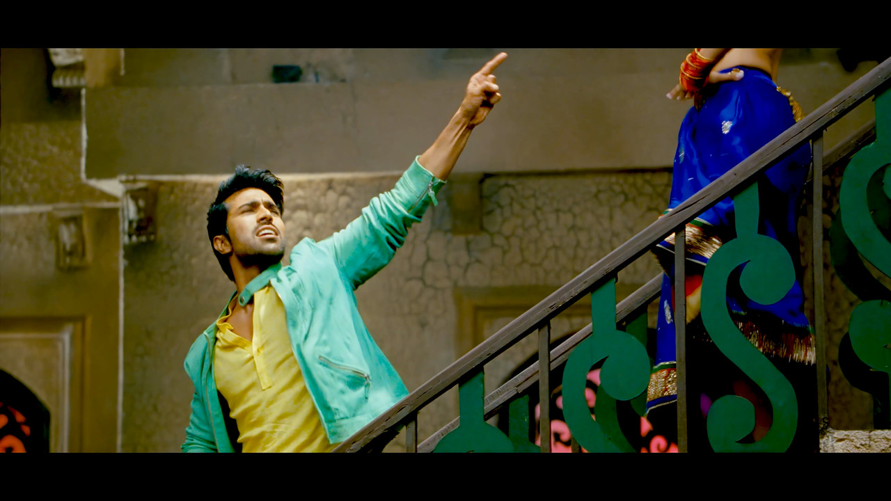 Shruti Haasan From Yevadu Hot Song 4K.mp4_snapshot_02.30.078