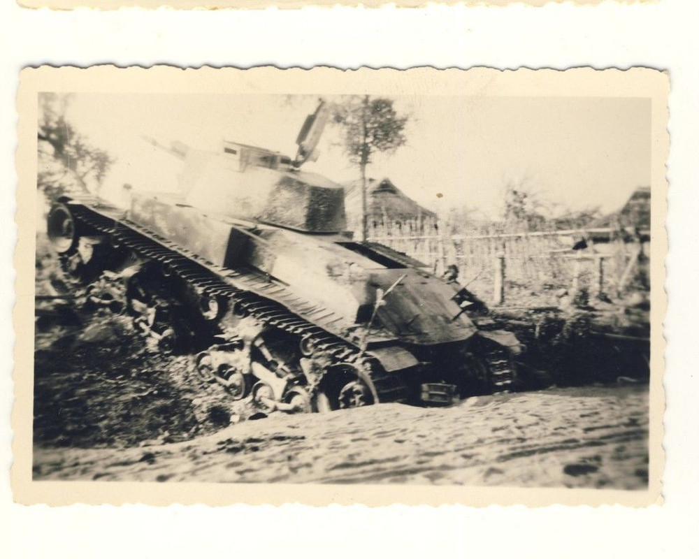 zerstörter  PANZER in einer Ortschaft