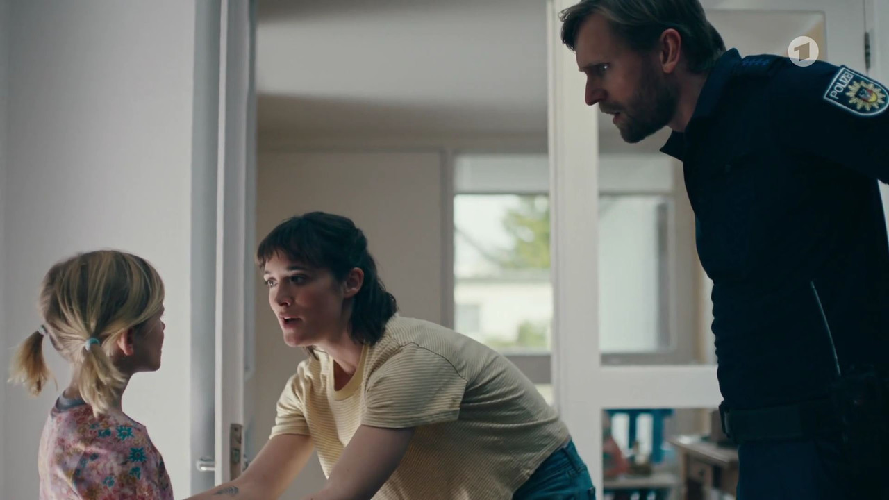 Einfach Nina (2022)_00_10_38_00_42