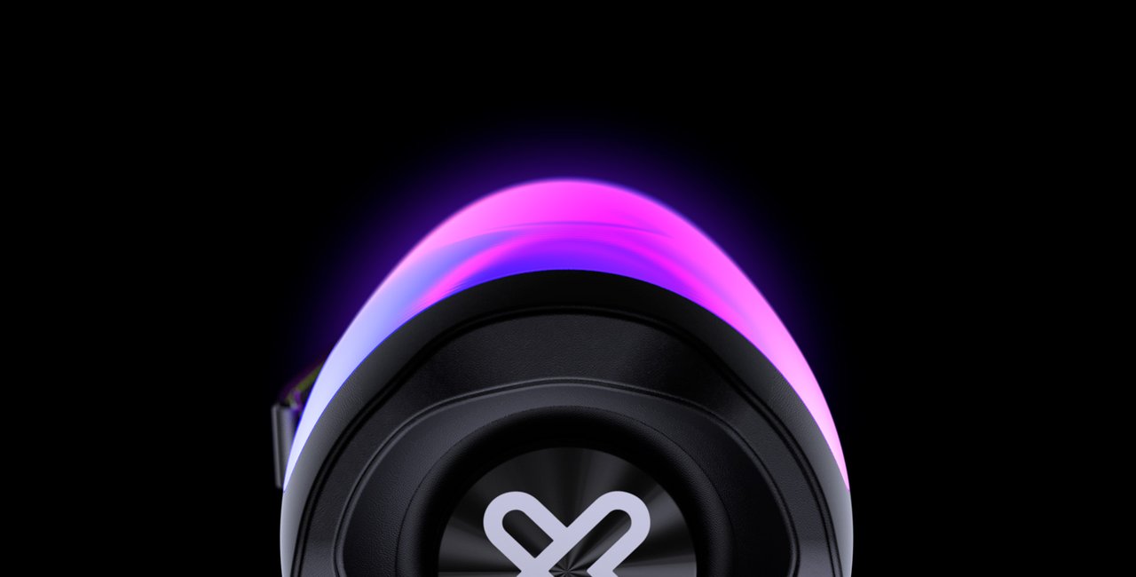 Bocina Klip Xtreme KBS-350 con sus luces LED de efecto llama encendidas en un ambiente social.