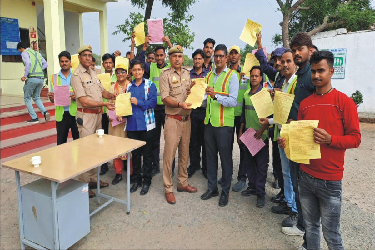 टोल प्लाजा के कर्मचारियों को किया गया जागरूक 