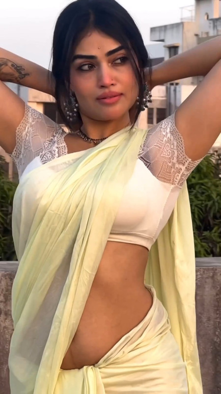 [Image: sexy-model-hot-in-yellow-saree-mp4-snaps...15-415.jpg]