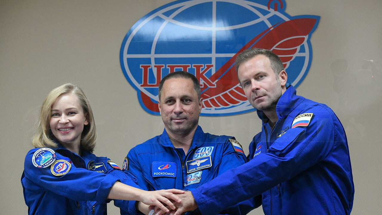 Reparto de la primera película en el espacio ya ha despegado para filmar