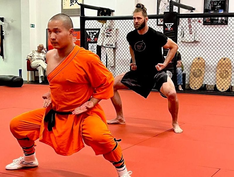 Иржи Прохазка тренира с монаси от Шаолин