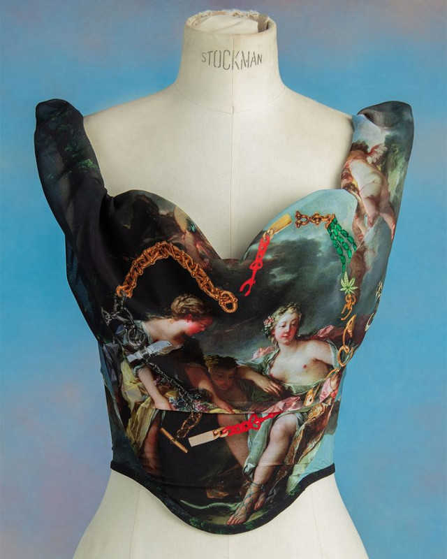 Vivienne Westwood, i corsetti del brand in mostra a Londra