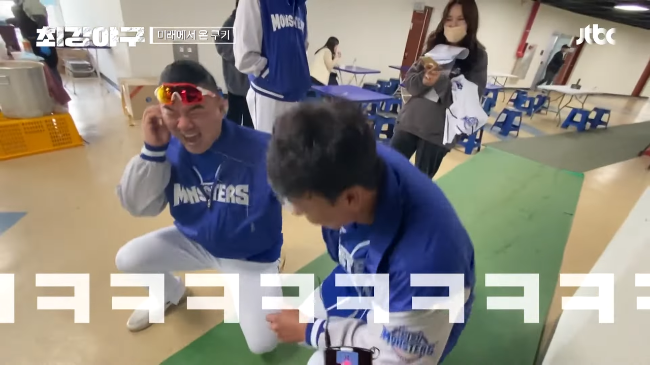 [미래에서 왔습니다] 김성근 감독 한 마디에 좌완투수 된 심수창_! ㅋㅋ _ 《최강야구》 12_5(월) 밤 10시 30분 방송! 2-13 screenshot