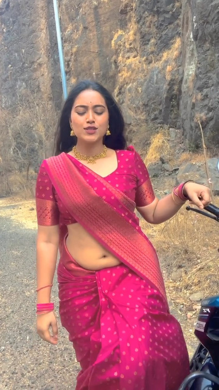 Hot Marathi Girl Sexy Navel In Pink Saree