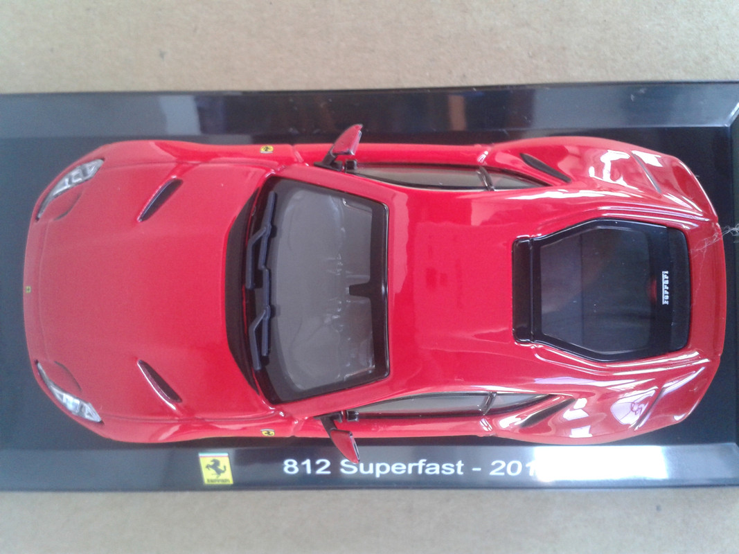 2017 Ferrari 812 Superfast (Leo Models – nº 8 Supercars Italia) (14)