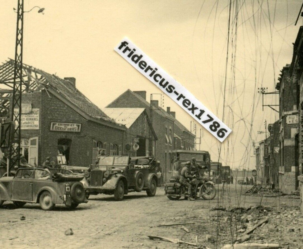 Foto WH Frankreich 1940 in einer zerstörten Stadt Dort Werbung Schilder