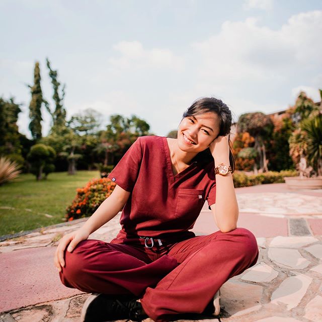 Twindy Rarasati dikenal sebagai aktris sekaligus dokter asal Indonesia.