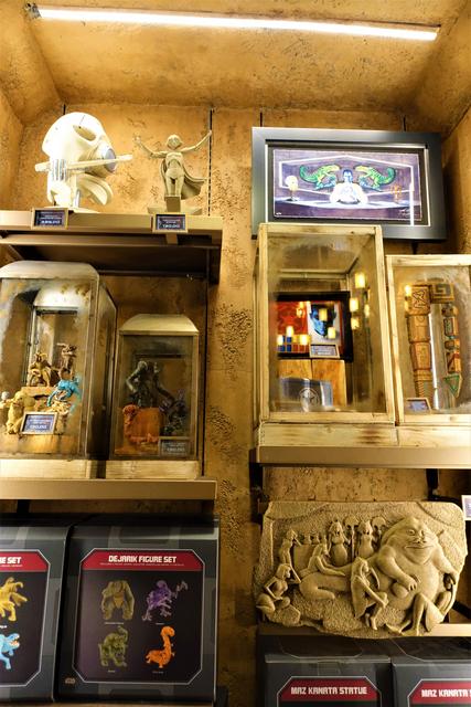 DOK-ONDAR DEN OF ANTIQUITIES: Tienda-museo para amantes de Star Wars - DISNEYLAND ~ STAR WARS: GALAXY'S EDGE, LA GUIA (37)