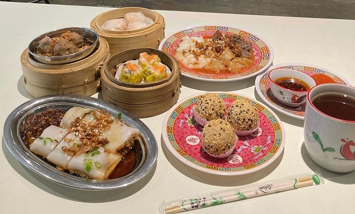 Haka Dimsum terkenal sebagai kuliner malam andalan di Jakarta Selatan lantaran buka selama 24 jam. Selain rasanya yang lezat, Haka Dimsum juga banyak diminati lantaran harganya terjangkau.