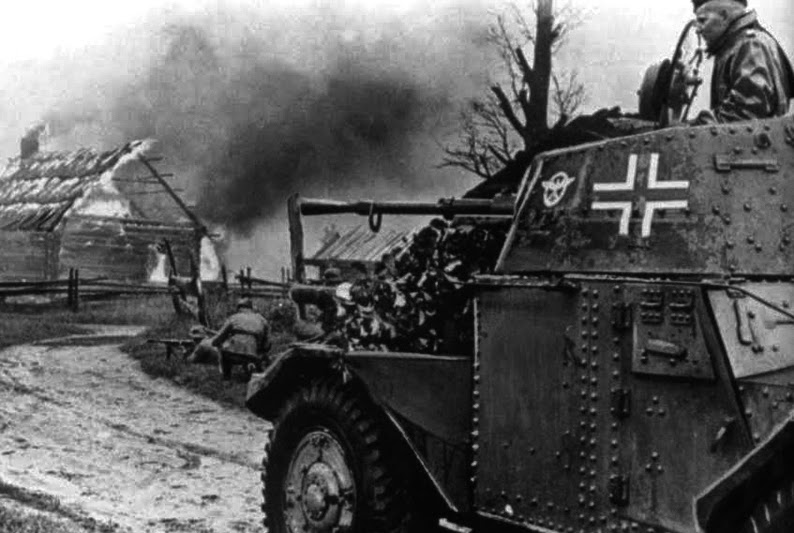 Un Panzerspähwagen Panhard 178-204 f perteneciente a la SS-Polizei-Division en el noroeste de Rusia, en apoyo a las unidades Einsatzgruppen Un Panzerspähwagen Panhard 178-204 f perteneciente a la SS-Polizei-Division en el noroeste de Rusia, en apoyo a las unidades Einsatzgruppen