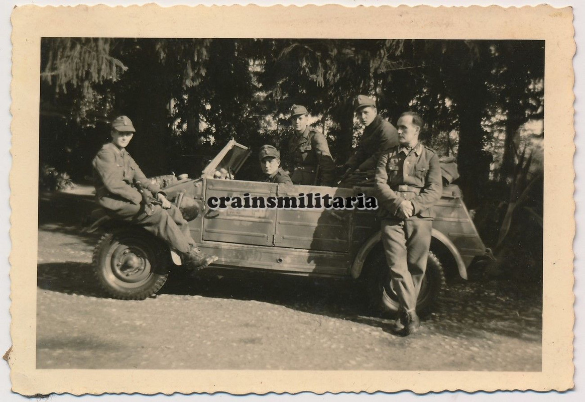 Orig. Foto Soldaten m. Volkswagen Kübelwagen Typ 82 Pkw b. Greno