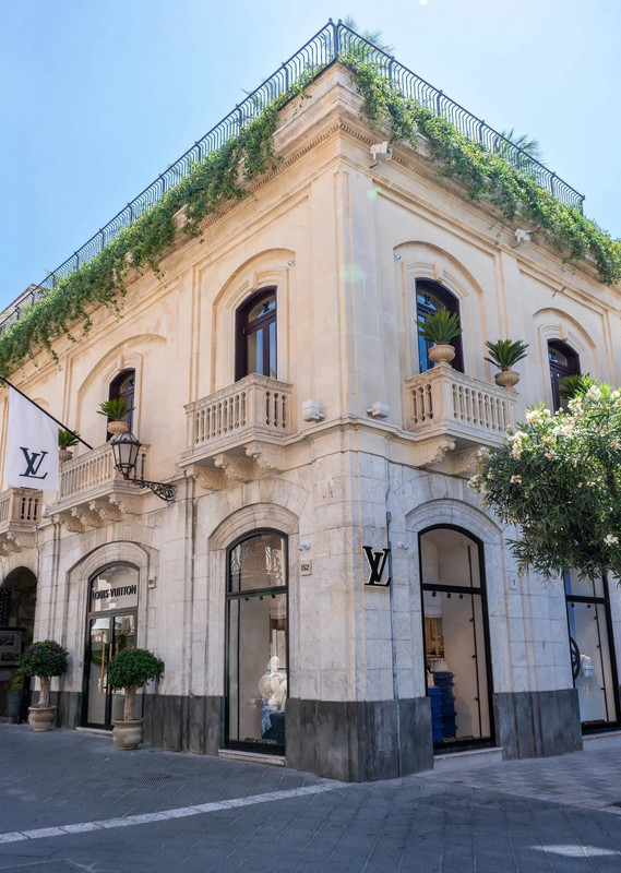 Louis Vuitton, a Taormina il primo Café in Italia