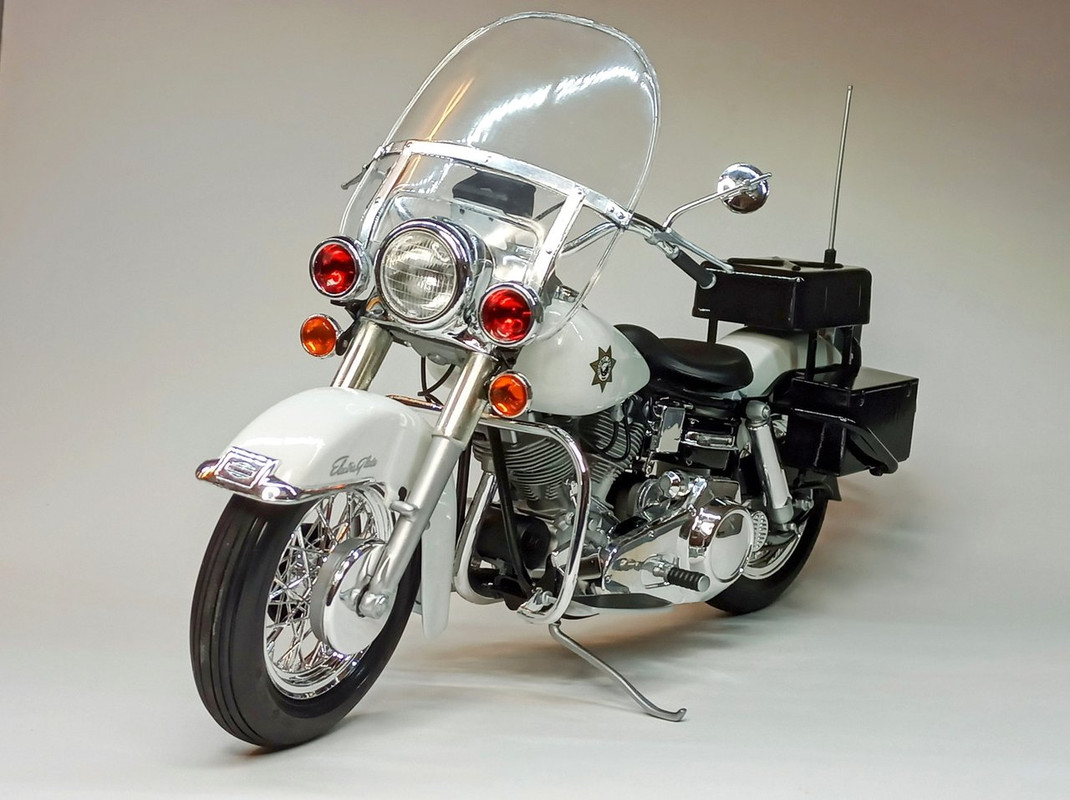 1/8 Harley-Davidson Electra Glide Police Bike / Revell H