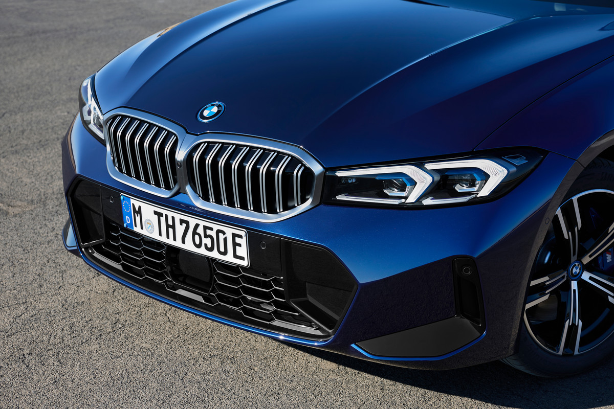 P90462548_highRes_the-new-bmw-330e-tou