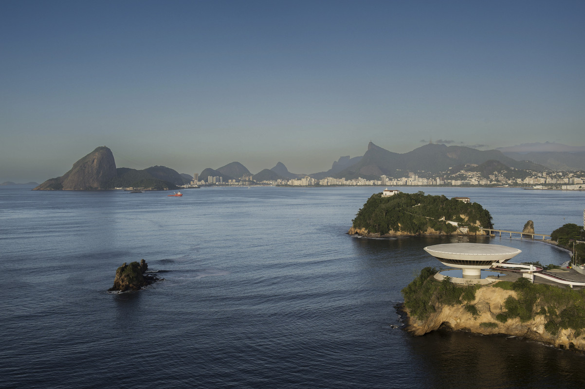 Vista aérea do Museu de Arte Contemporânea de Niterói - Foto Luca Atalla