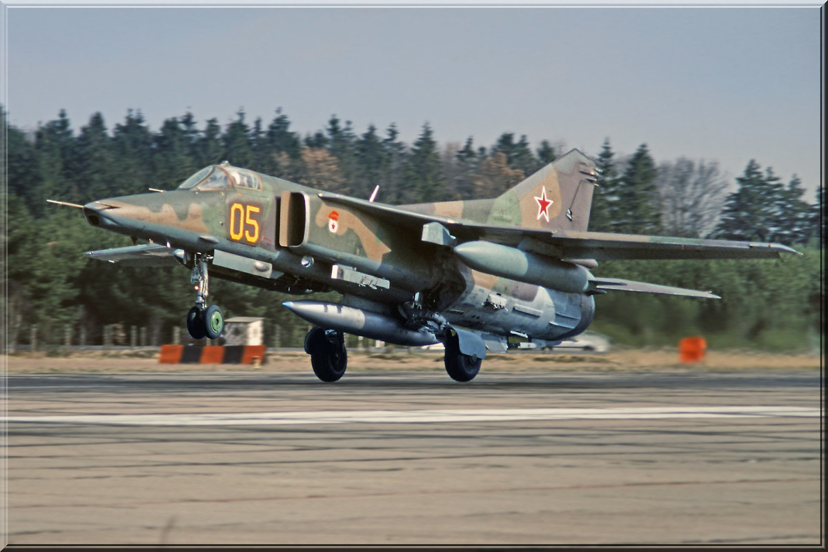 19 GvAPIB Mig-27D Yellow 05_61912561307 (3)