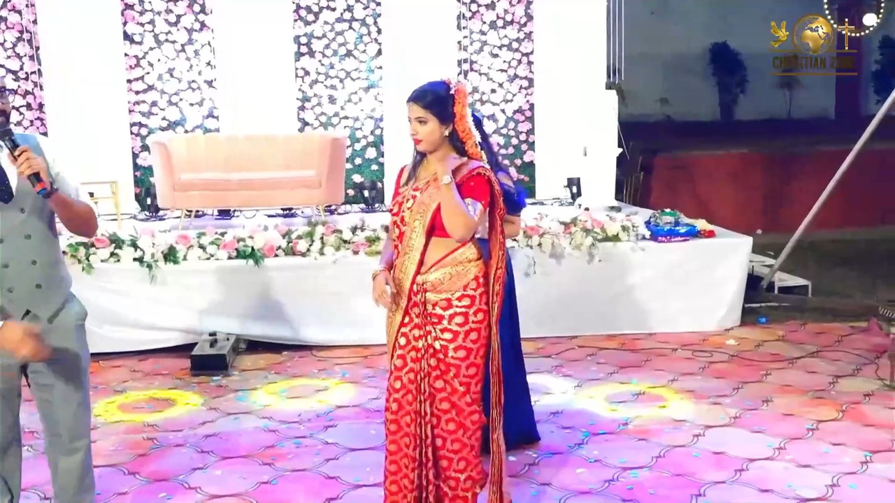 [Image: Mangalore-bride-sexy-open-navel-in-saree...00-410.jpg]