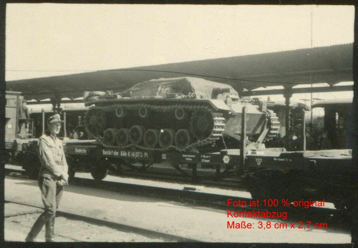 Sturmgeschütz auf Bahntransport