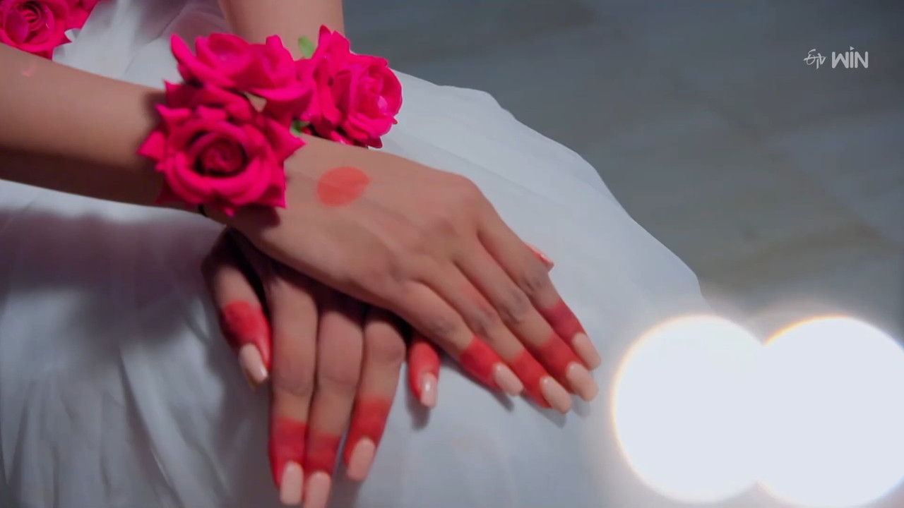 Sexy Telugu serial actress close navel and boobs show in sexy costume from a serial mp4 snapshot 00