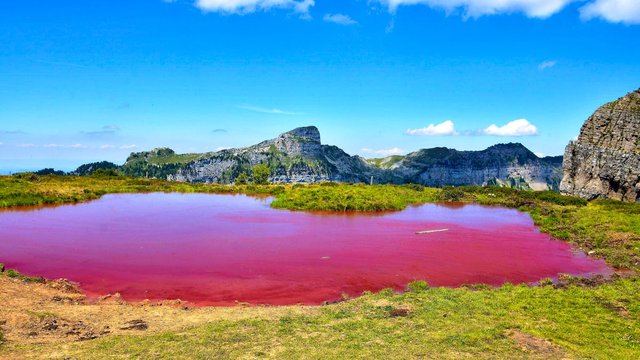 Le Lac Rouge