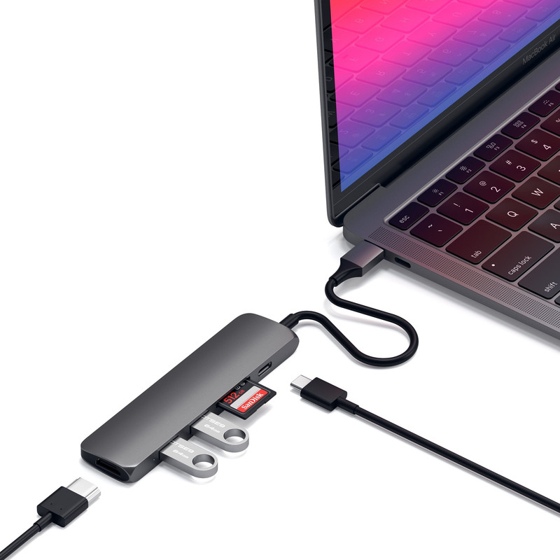 Detalle de los puertos del adaptador Satechi Slim V2, incluyendo HDMI y USB-C PD.