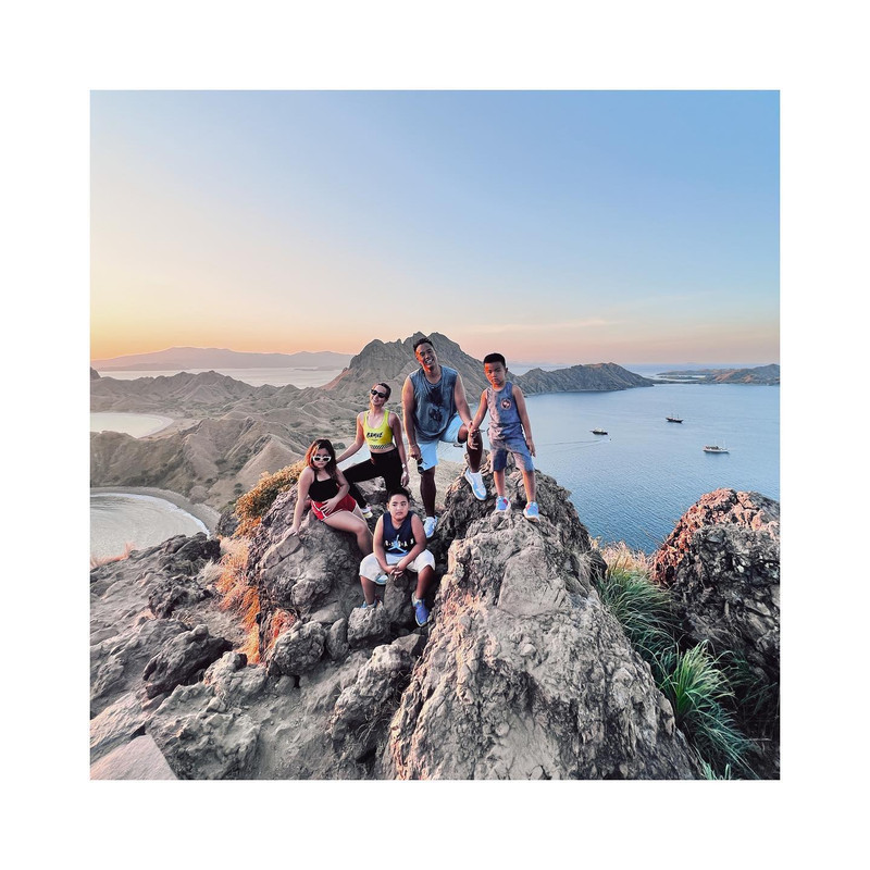 Potret momen seru keluarga Nia Ramdhani saat liburan, sambangi Labuan Bajo hingga Pulau Bali.
