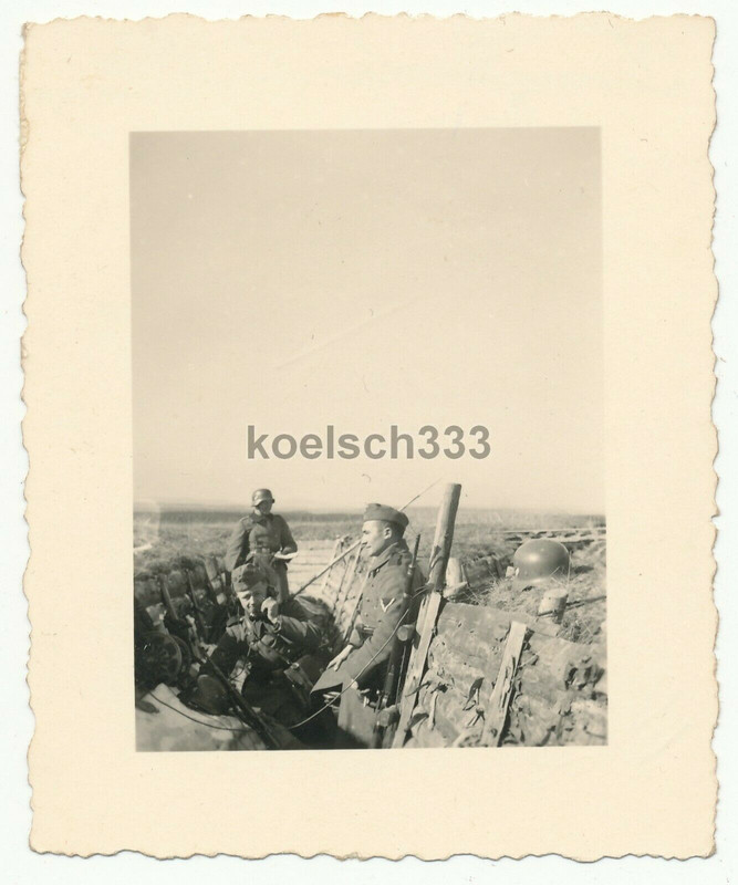 Foto Wehrmacht Soldat am Telefon Fernsprecher im Schützengraben 