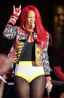 http://img853.imageshack.us/img853/9389/rihannag.jpg