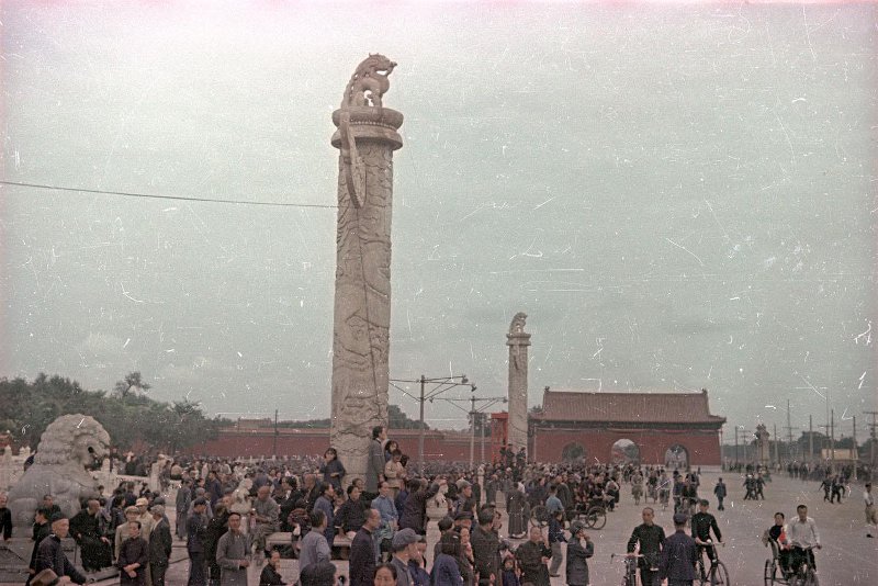 Провозглашение Китайской Народной Республики 1 октября 1949 г. Провозглашение Китайской Народной Республики 1 октября 1949 г. снимке, Владиславович, Владислав, Микоша, серой, куртке, СНИМКОВ, МНОГОМНОГО, КАТОМ, фотокинооператор, советский, случаю, октября, Тяньаньмэ́нь, площади, провозглашение, Китайской, автор, республики, Народной