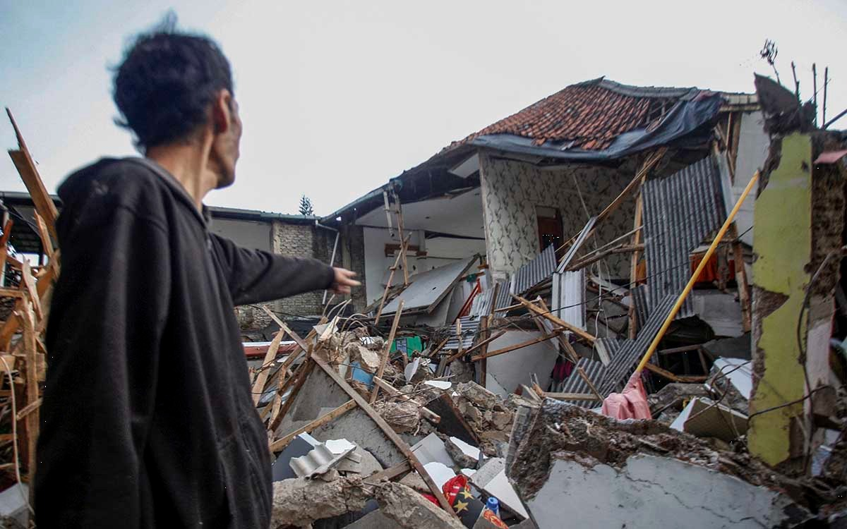 Sube a 268 la cifra de muertos por el sismo de Indonesia 