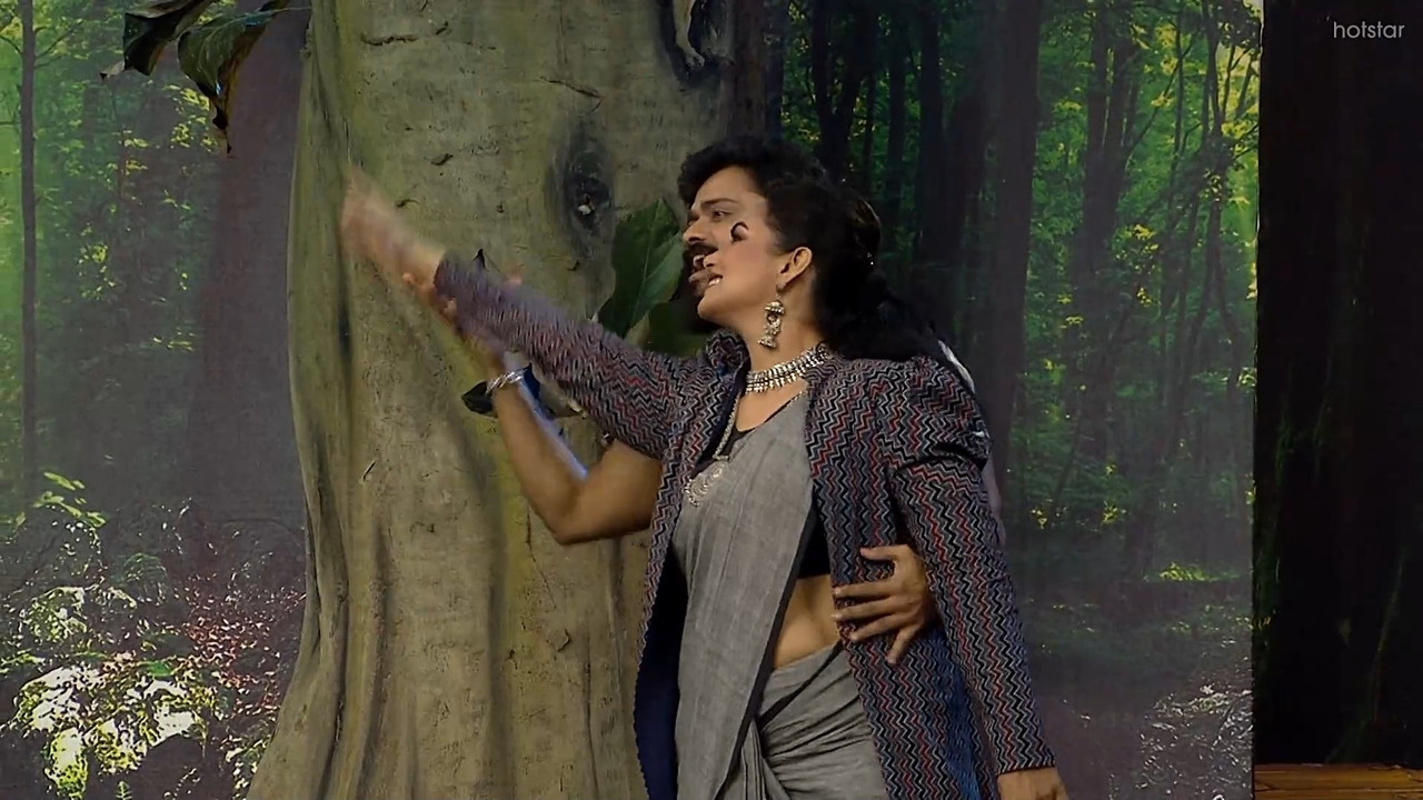 Shweta Menon Sizzling Navel show in Saree-Comedy Stars.mkv_snapshot_00.36.280