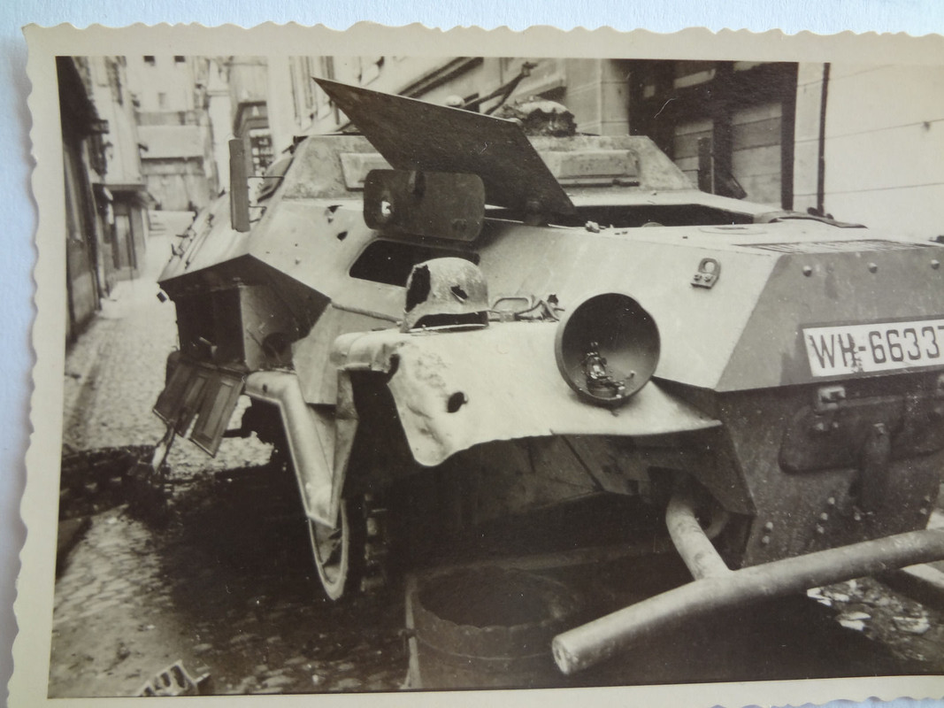 Foto, II. Weltkrieg, zerschossener Spähpanzer