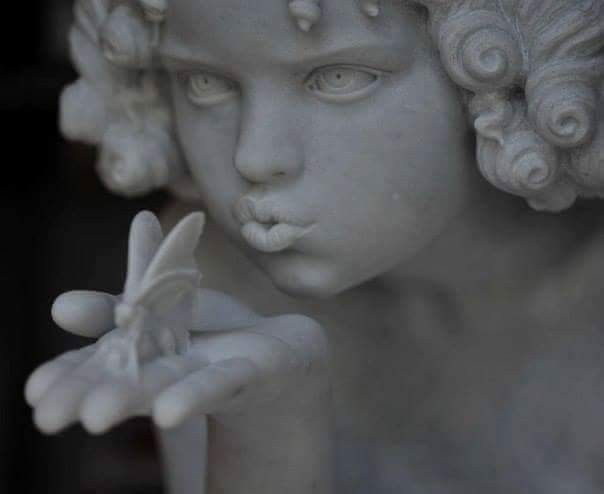 Tanska prétend que sa voix porte : elle n'ébouriffe même pas un papillon Tanska prétend que sa voix porte : elle n'ébouriffe même pas un papillon