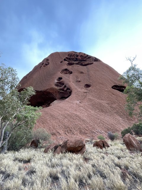 Recorriendo la base del Uluru - El abrazo a Pearl (5)