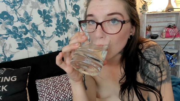 Missellie8 (aka Ellie Shae) - Drinking My Pee Makes me Drip (1080p)