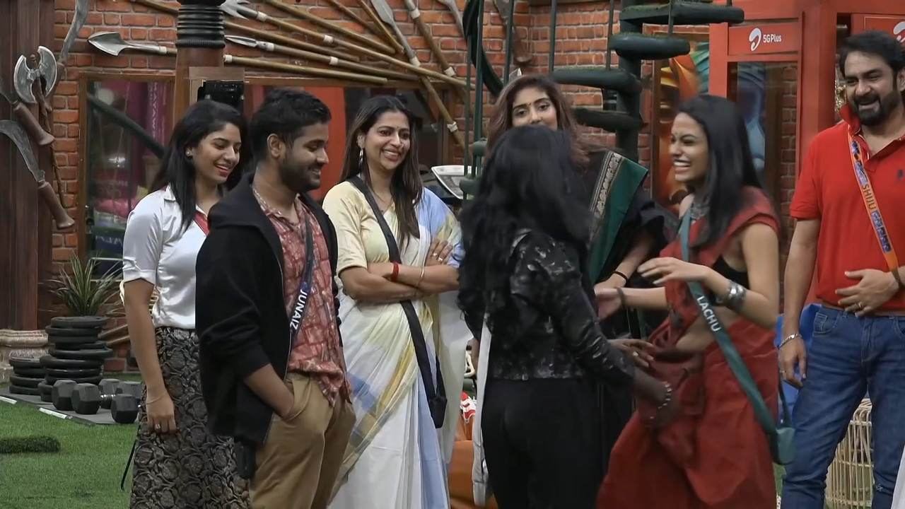 Big Boss Lachu Hot pierced Navel compilation.mkv_snapshot_02.40.161