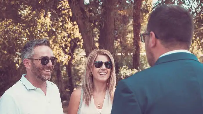 conversation-ensoleillee-avec-le-marie-lors-dun-mariage-en-plein-air