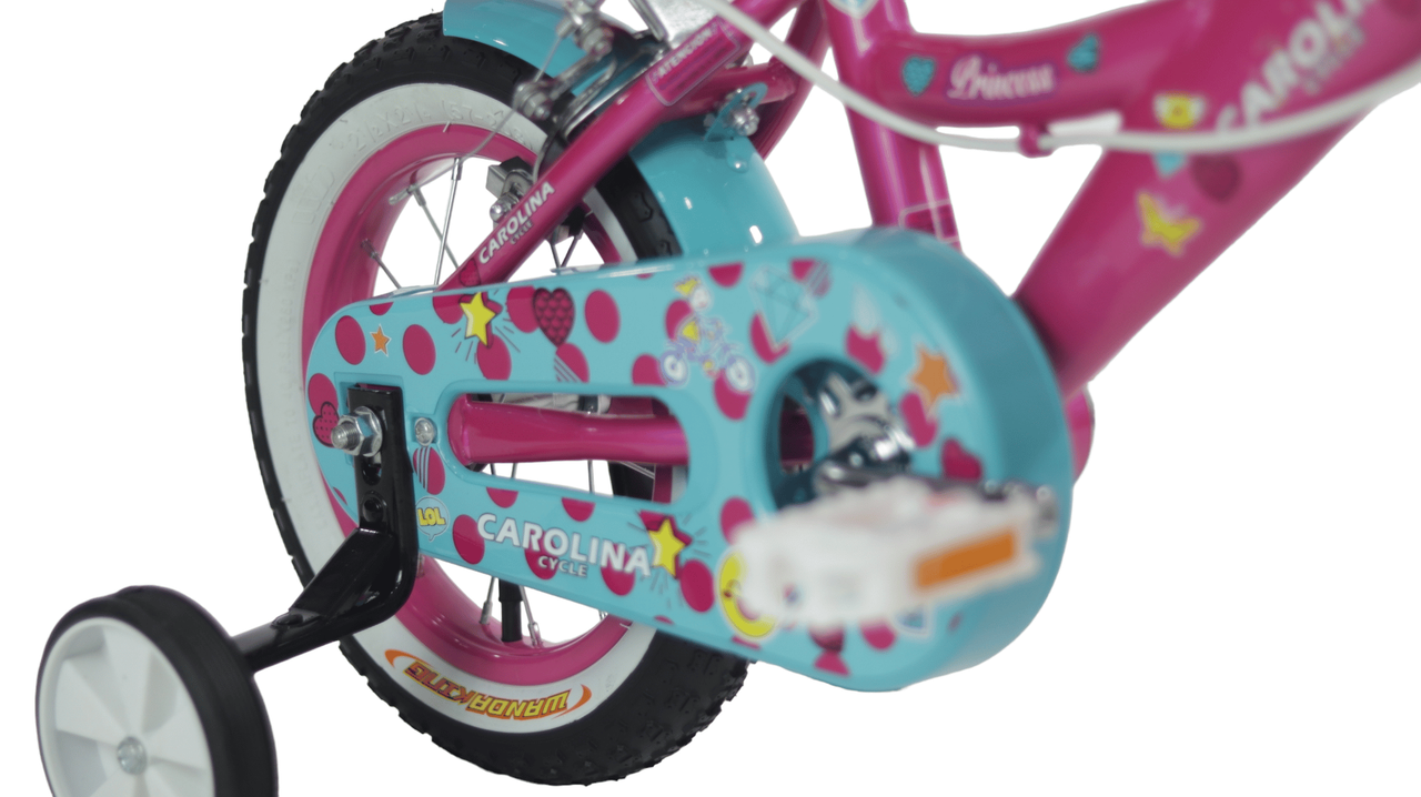 Detalle de la canasta y los flecos en el manubrio de la bicicleta Princess.