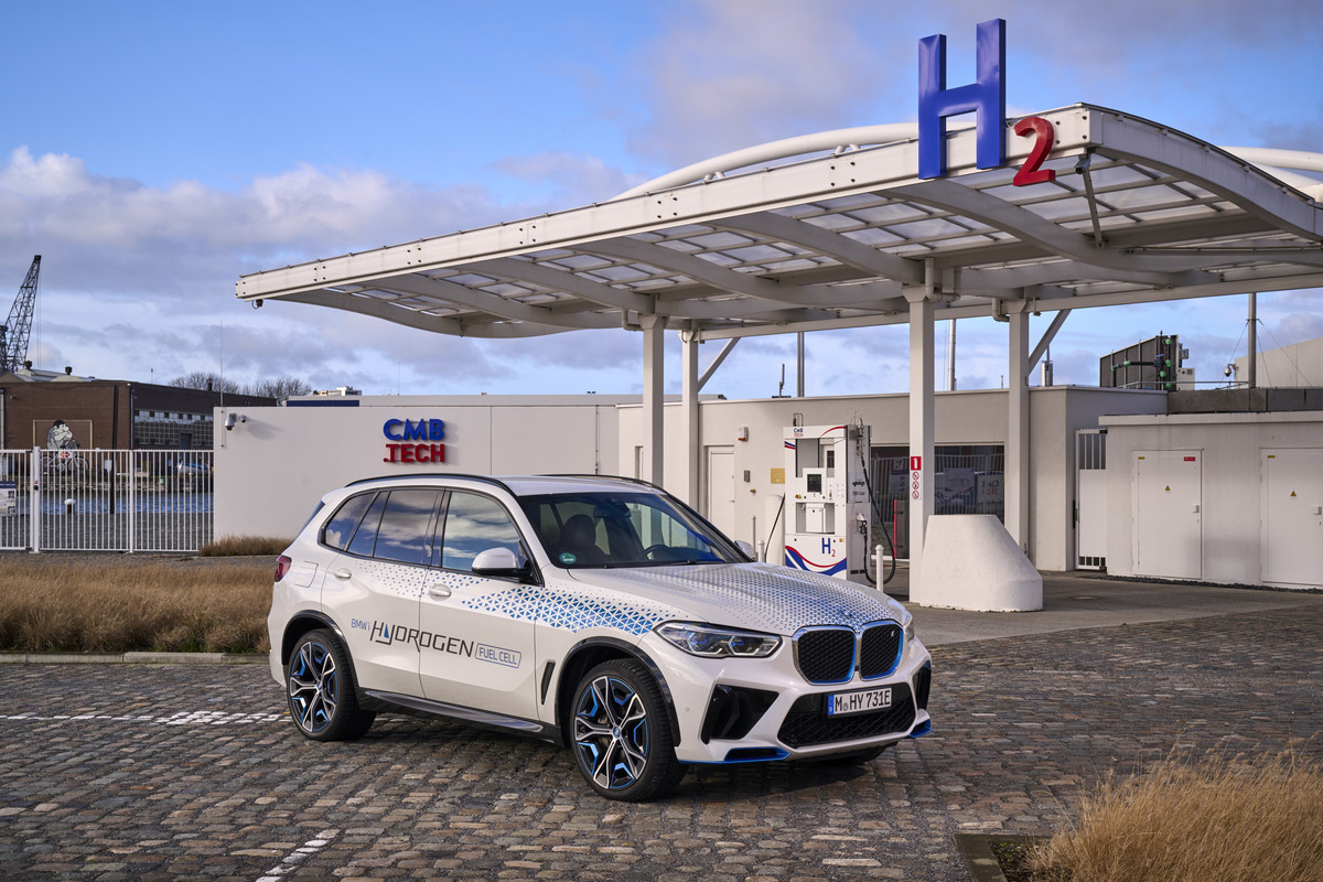 P90494474_highRes_bmw-ix5-hydrogen-on-