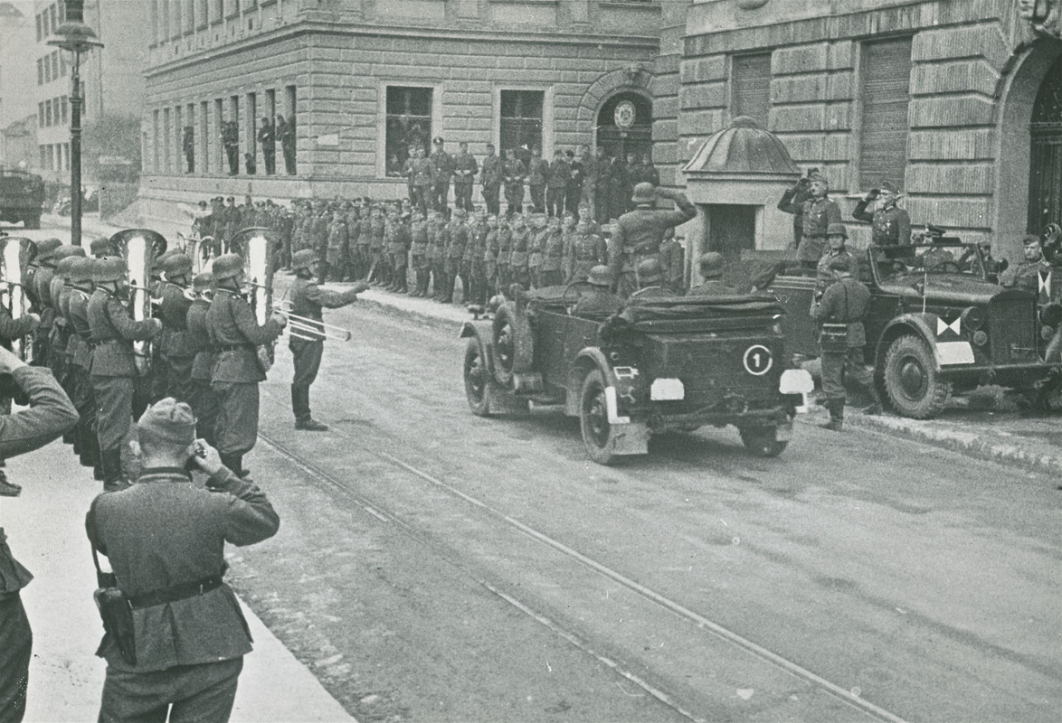 Parade i Sarajevo i anledning af Hitlers fødselsdag
