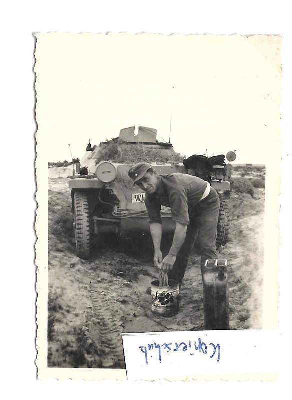 Foto 1944 SPW Wehrmacht Landser beim Ölen